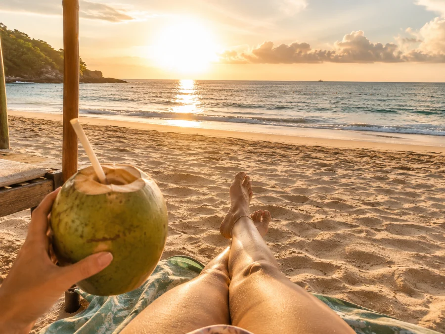 domingo na praia, com um coco na mão